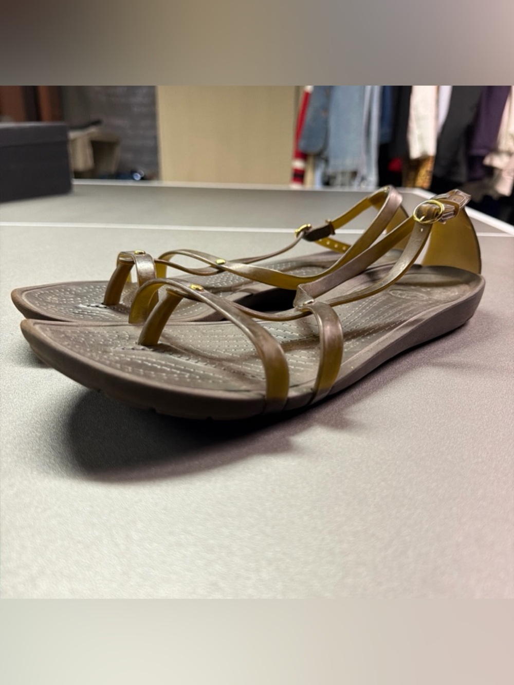 CROCS Women's Brown Slim-Strap Toe Loop Sandals - Picture 3 of 8